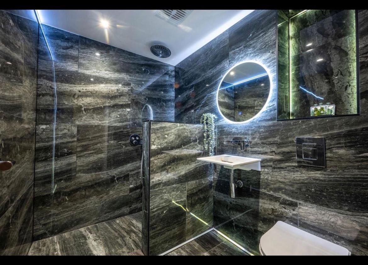 Royal Mile Apartment 2Bedroom เอดินบะระ ภายนอก รูปภาพ